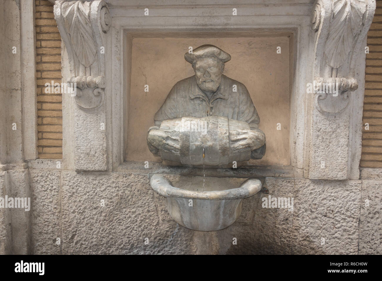 Vettore acqua fontana, Roma, Italia, aka fontana del facchino (Fontana del facchino), raffigura il XVI secolo il venditore di acqua. Foto Stock