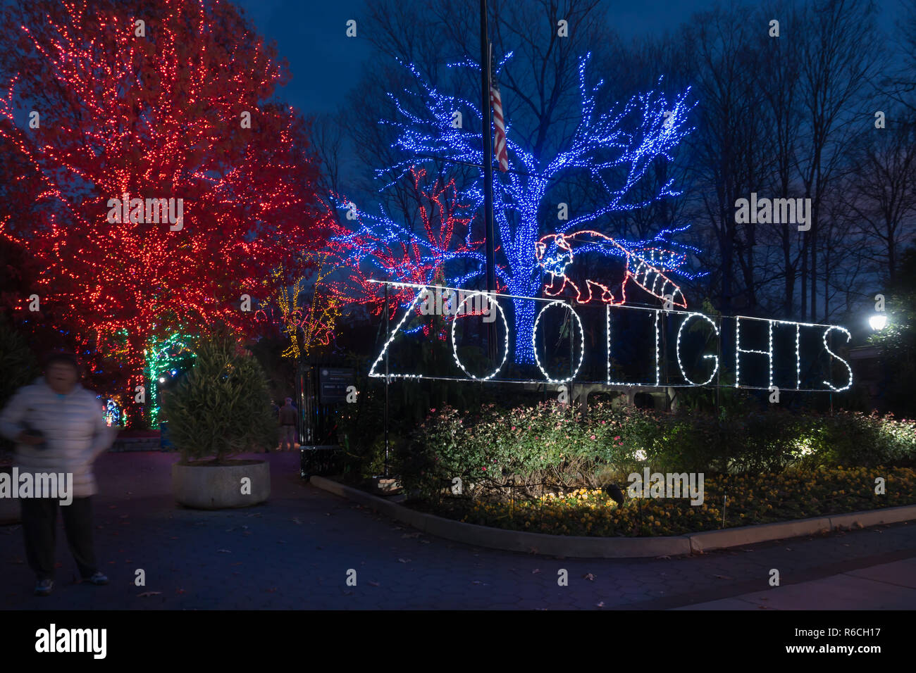 Zoolights entrata a Washington lo Zoo Nazionale, un annuale libero notturno di attrazione di vacanza, con mezzo milione di luci led, corre fine di novembre a gennaio 1. Foto Stock