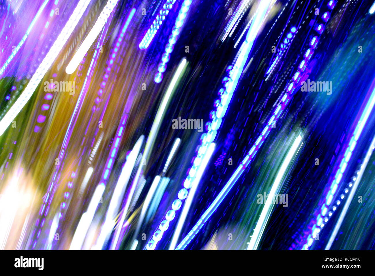 Abstract sfondo sfocato e colorati di velocità e movimento luci, Multi tonica luci colorate, misti blu, viola, verde e oro luci sfocate Foto Stock