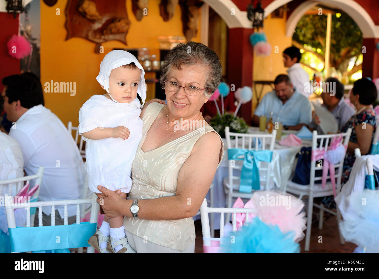 MERIDA, YUC, Messico - Nov 13, 2017: Nonna tenendo il proprio battesimo bimbo al partito. Foto Stock