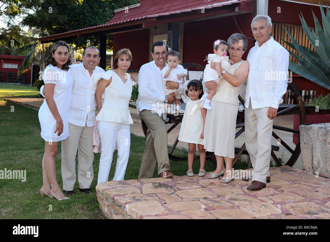 MERIDA, YUC/MESSICO - Nov 13, 2017: Candida famiglia ritratto di gruppo durante la festa del battesimo di twin baby un ragazzo e una ragazza. Foto Stock