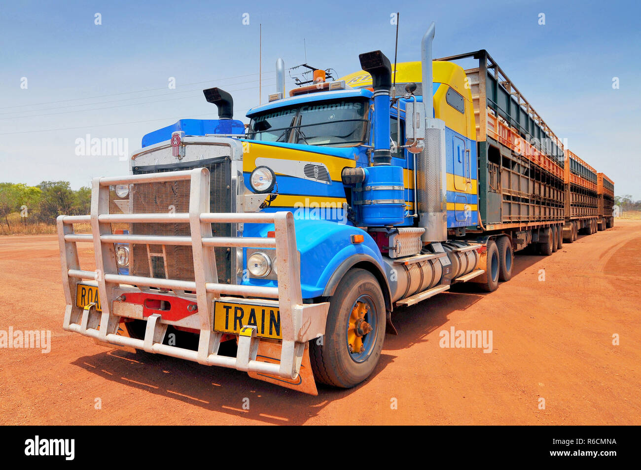 Australian Road Train sul lato di una strada, Outback Territorio del Nord, l'Australia Foto Stock
