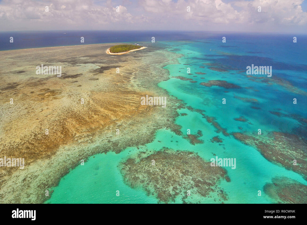 Vista aerea della Grande Barriera Corallina e Green Island da elicottero, Queensland, Australia Foto Stock