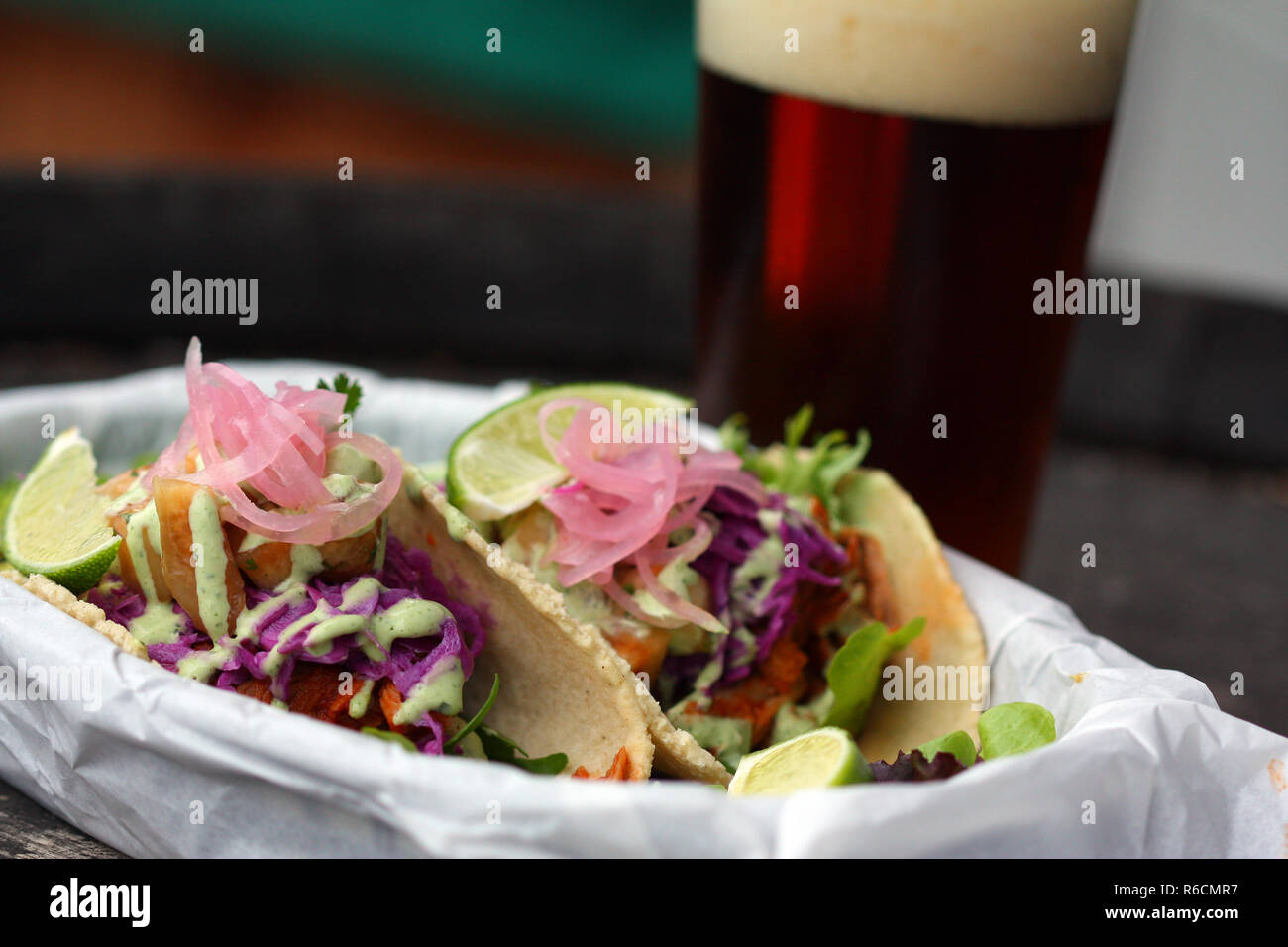 Carne di maiale affumicata artigianale di tacos e birra Foto Stock