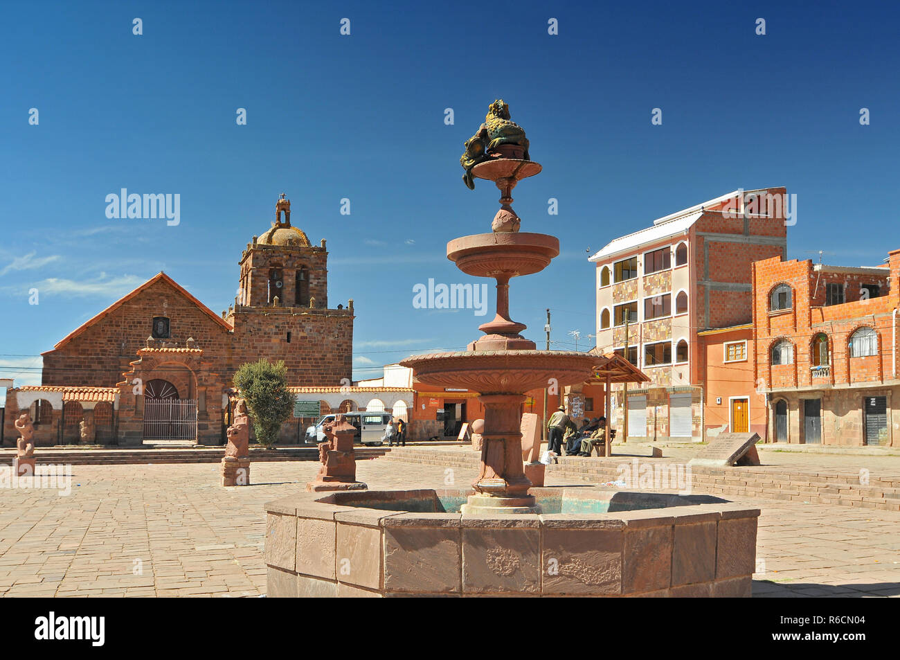 Bolivia, Tiwanaku, la Chiesa e la fontana nella piazza principale Foto Stock