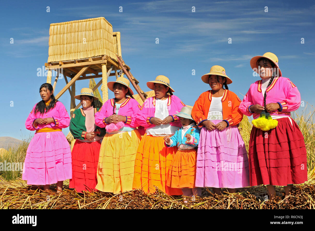 Indiani Uros sull isola galleggiante sul lago Titicaca, Perù, Sud America Foto Stock