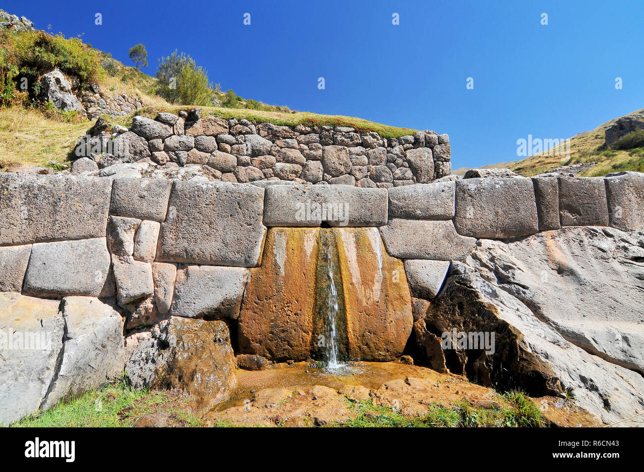 Rovinare la molla in Tambomachay o Tampumachay, Sito Archeologico associato con l'impero Inca, situato vicino a Cusco in Perù Foto Stock