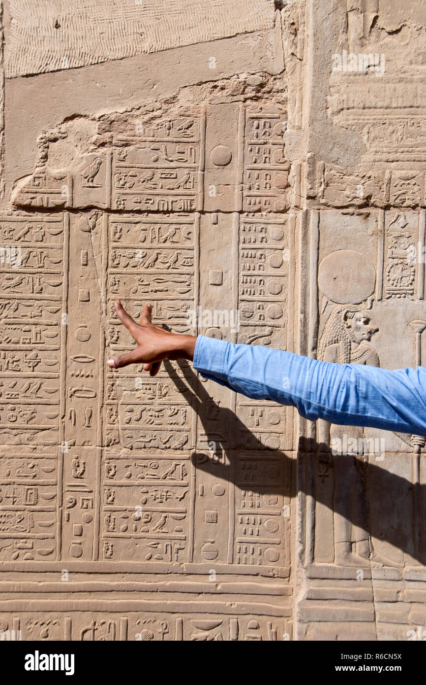 Un tour guida spiega il bassorilievo geroglifici presso il Tempio di Kom Ombo in Kom Ombo, Egitto. Foto Stock