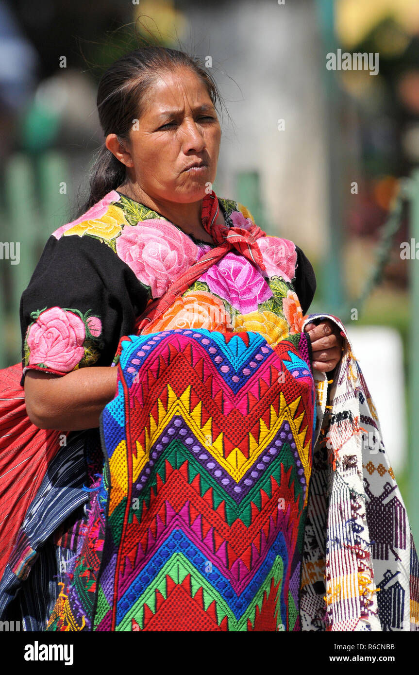 Guatemala, Donna Vendita di artigianato a Antigua's Street Foto Stock
