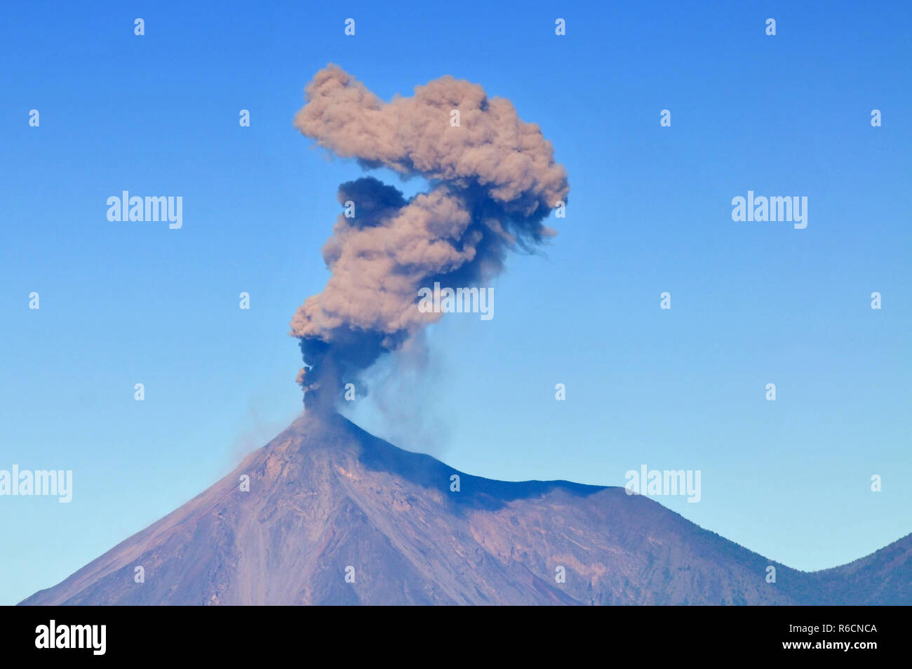 Guatemala, Volcan de Fuego, attivi Stratovulcano Foto Stock