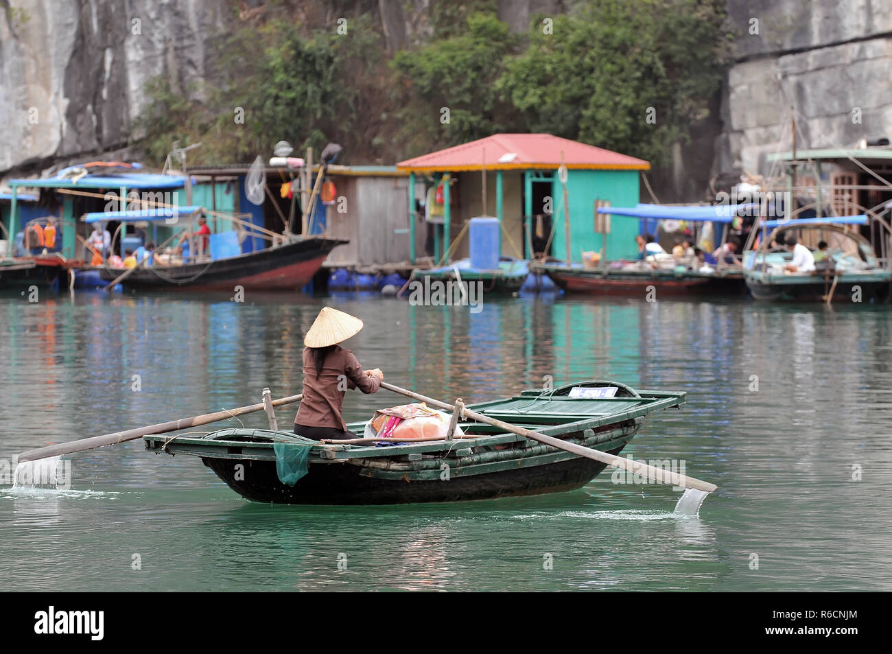 Il Vietnam, la baia di Ha Long, villaggi galleggianti della Baia di Ha Long Vietnam Foto Stock