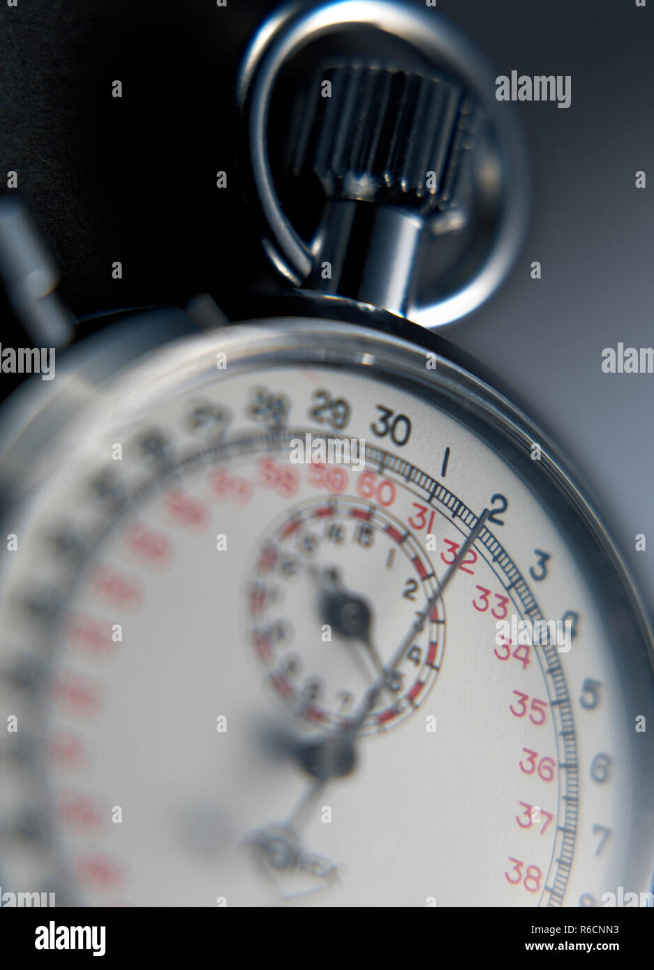 Close up ritagliato soft focus immagine di un cronometro in metallo Foto Stock