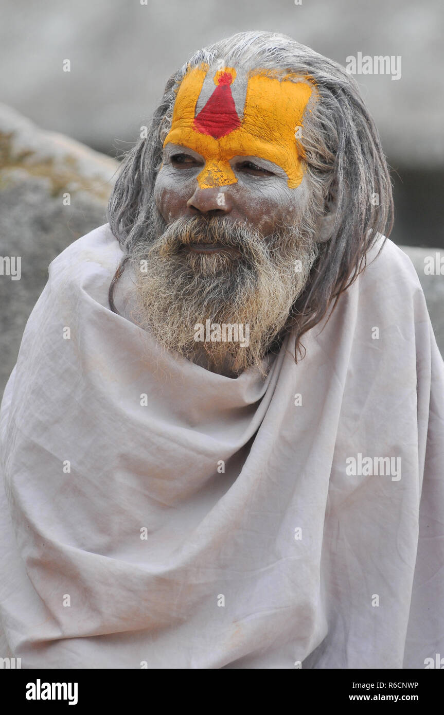 Il Nepal, Kathmandu, Sadhu Uomo Santo nel tempio di Pashupatinath Foto Stock