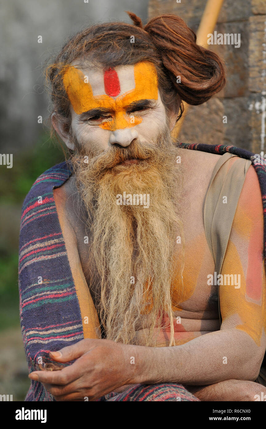 Il Nepal, Kathmandu, Sadhu Uomo Santo nel tempio di Pashupatinath Foto Stock