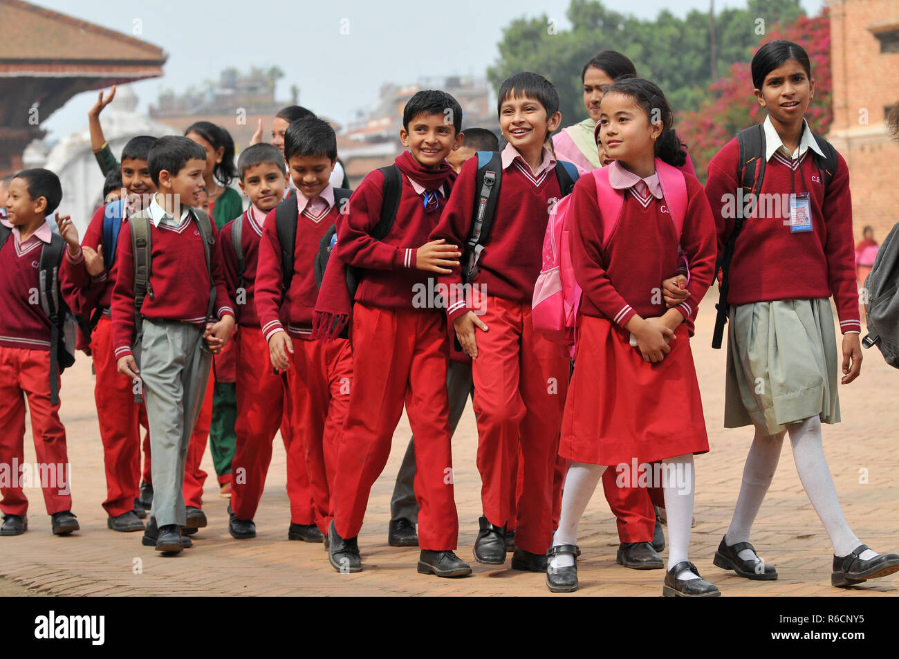 Il Nepal, Bhaktapur, scuola i bambini su Durbar Square Foto Stock