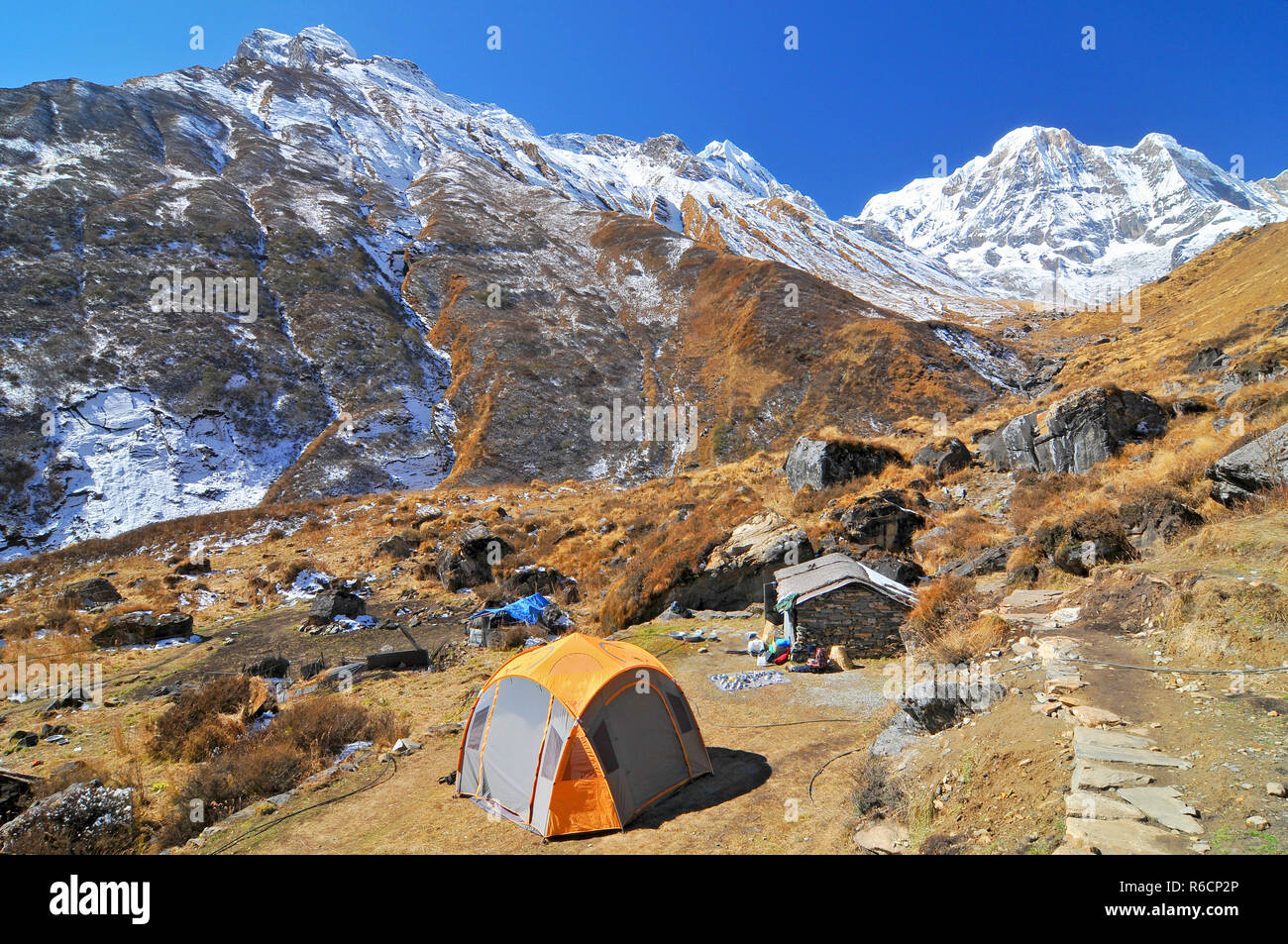 Il Nepal, Annapurna Area di Conservazione, tende vicine da Machhapuchhre Base Camp Foto Stock