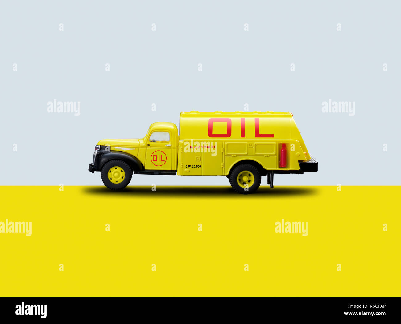 Retrò giocattolo giallo olio in metallo carrello camion contro uno sfondo semplice Foto Stock