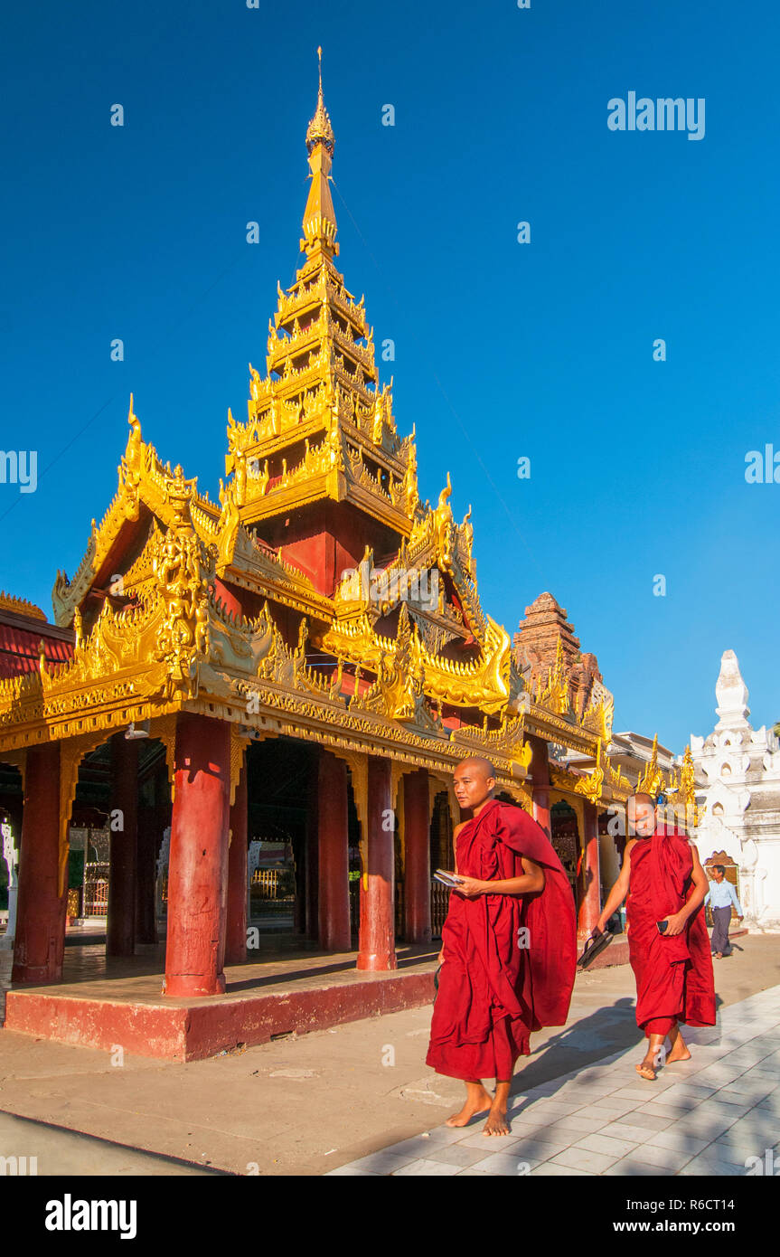 Il debuttante i monaci buddisti a piedi attorno al Sacro Shwezigon Paya complessi, uno del Myanmar il più venerato pagode, In Nyaung U, Bagan, Myanmar (Birmania) Foto Stock