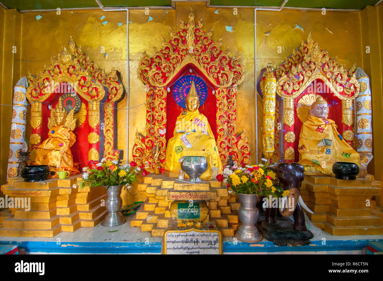 Statua del Buddha e le donazioni, Popa Taung Kalat tempio, il Monte Popa, vicino a Bagan, Myanmar (Birmania) Foto Stock