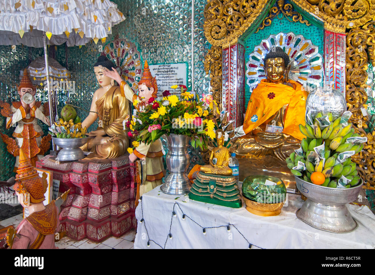 Statua del Buddha e le donazioni, Popa Taung Kalat tempio, il Monte Popa, vicino a Bagan, Myanmar (Birmania) Foto Stock