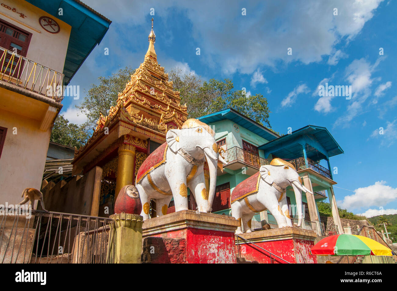 Portale decorato con grande elefante bianco strega portano al tempio sulla sommità del Monte Popa in Monte Popa, Myanmar Foto Stock