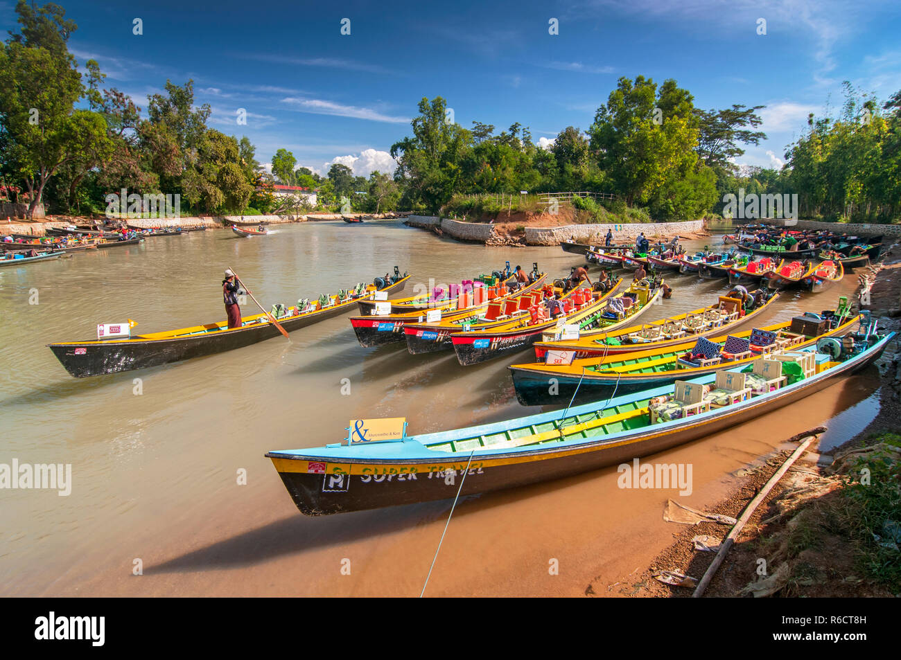 Barche in attesa per i turisti, Nyaung Shwe, Lago Inle, Stato Shan, Myanmar Foto Stock