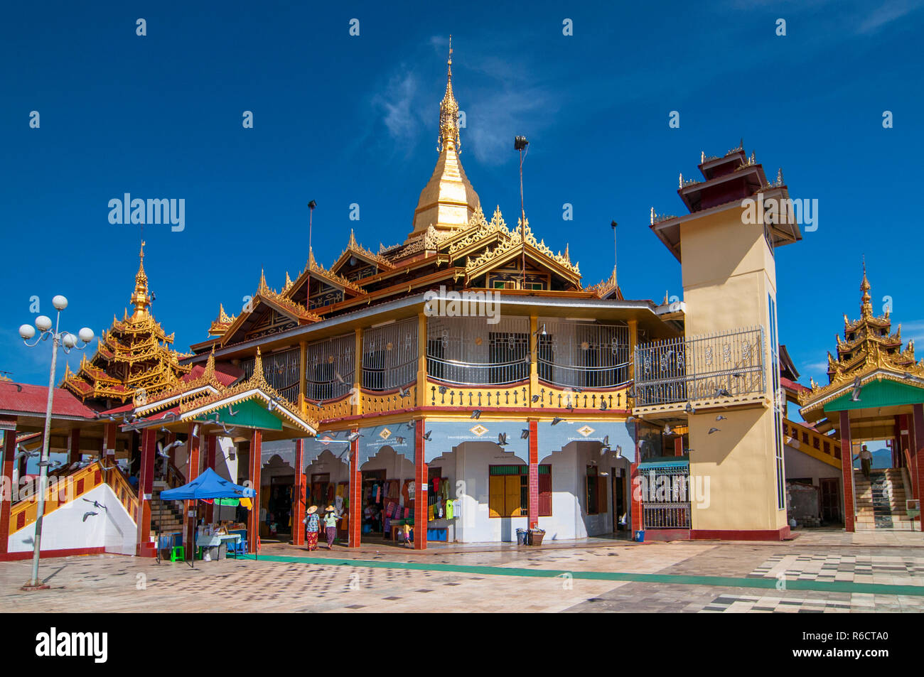 Phaung Daw Oo Pagoda, Lago Inle, Stato Shan, Myanmar Foto Stock