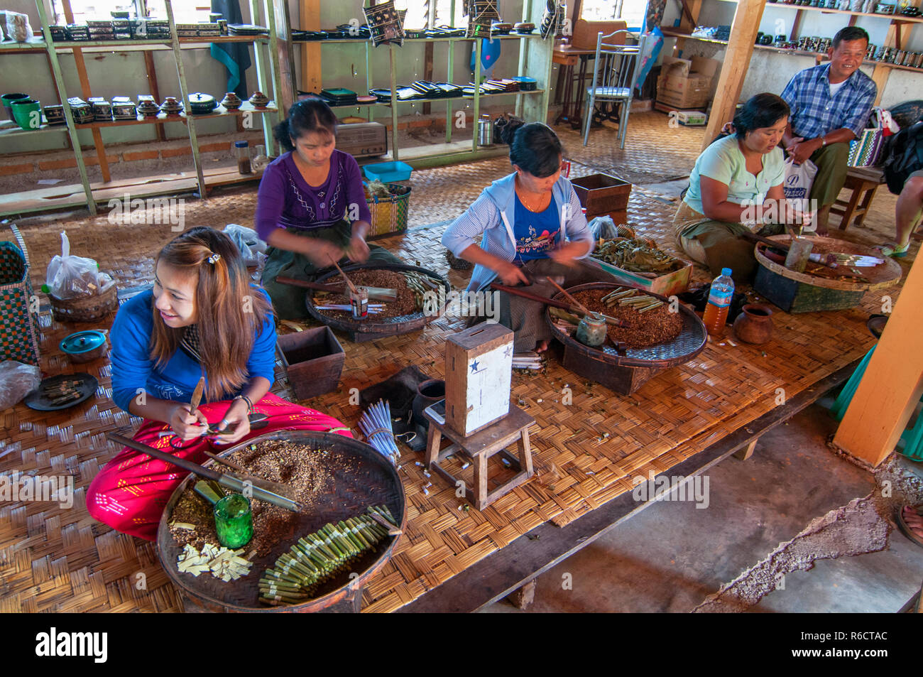 Donne birmane rendono il sigaro manuale in un sigaro Luogo di produzione in Lago Inle, Myanmar Foto Stock