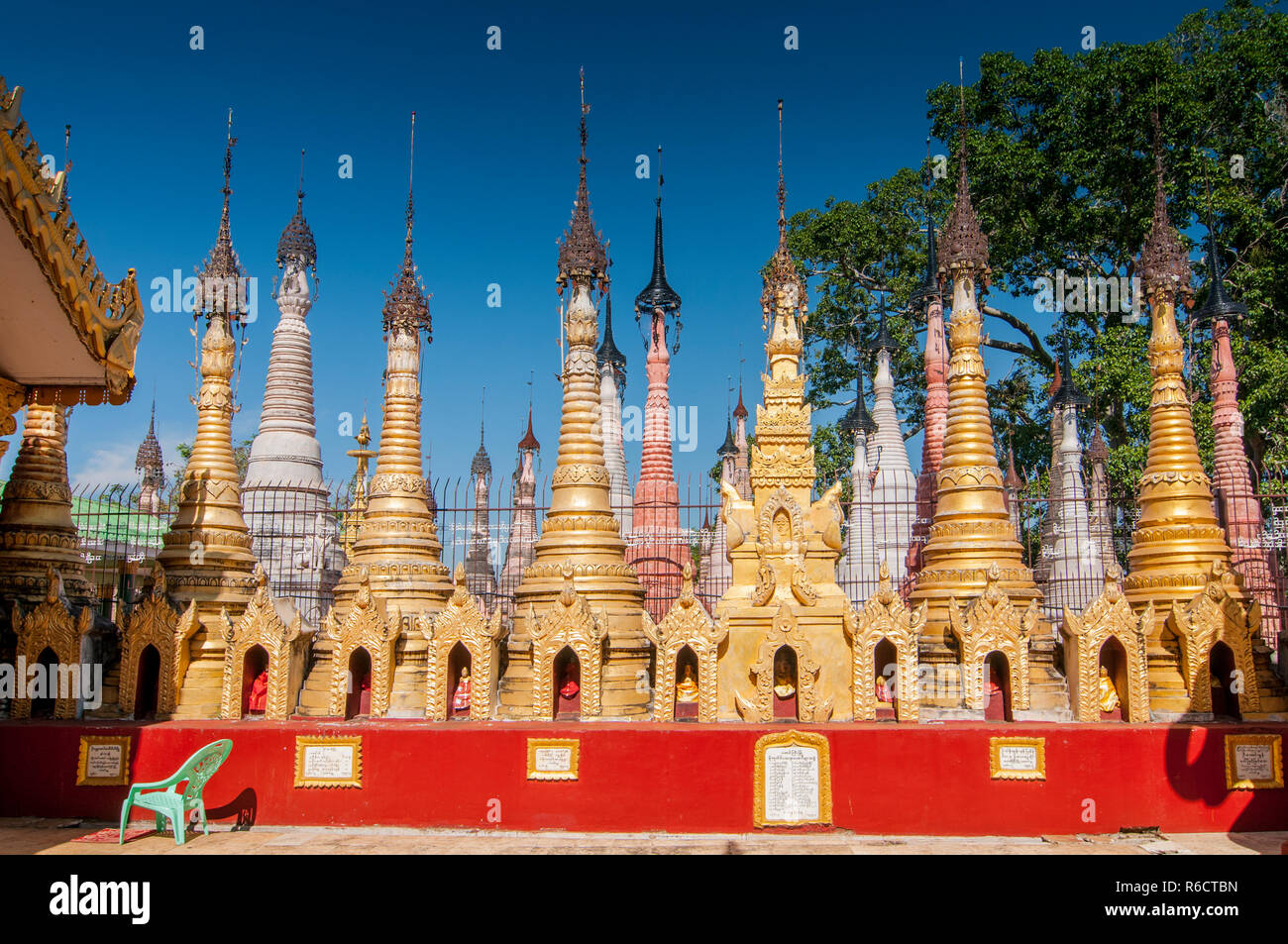 Kakku pagode sono quasi 2500 bellissimo stupa di pietra nascosta in una zona remota del Myanmar vicino al Lago Inle questo luogo sacro è sul territorio di Th Foto Stock