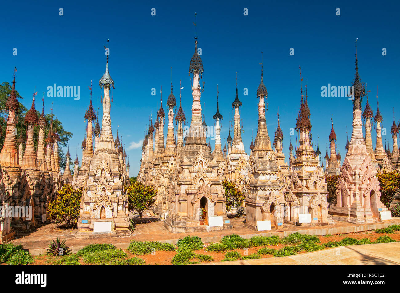 Kakku pagode sono quasi 2500 bellissimo stupa di pietra nascosta in una zona remota del Myanmar vicino al Lago Inle questo luogo sacro è sul territorio di Th Foto Stock