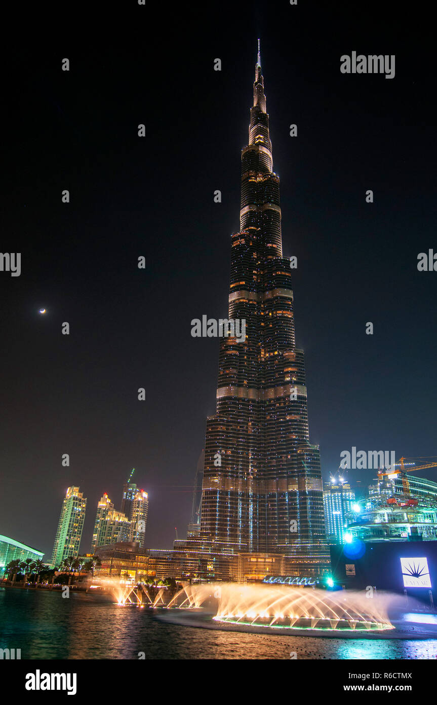 Dubai By Night, Burj Khalifa, l'edificio più alto al mondo nel centro cittadino di Dubai Emirati Arabi Uniti Foto Stock