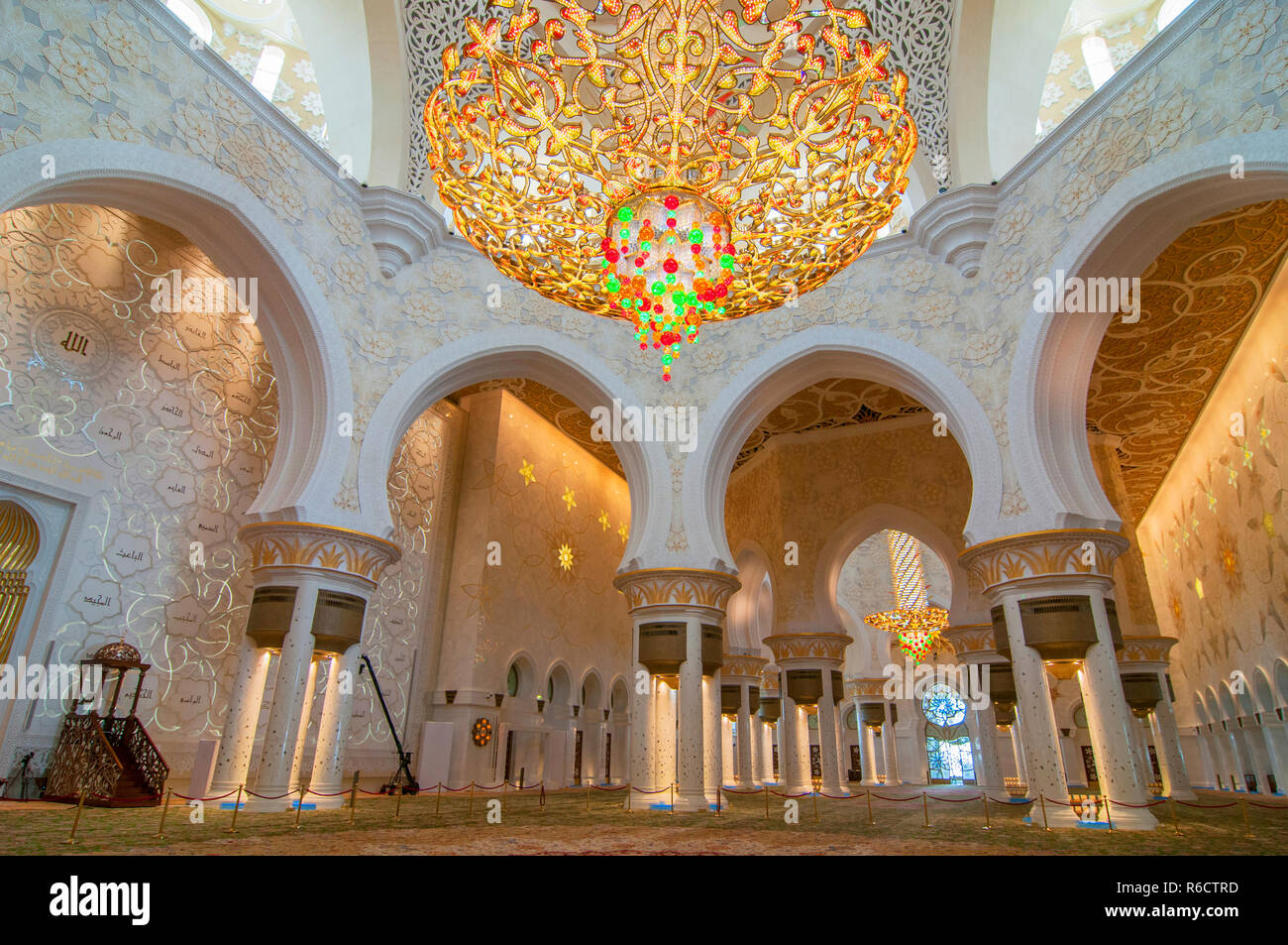 Interno della Sheikh Zayed Grande Moschea di Abu Dhabi la capitale degli Emirati Arabi Uniti Foto Stock