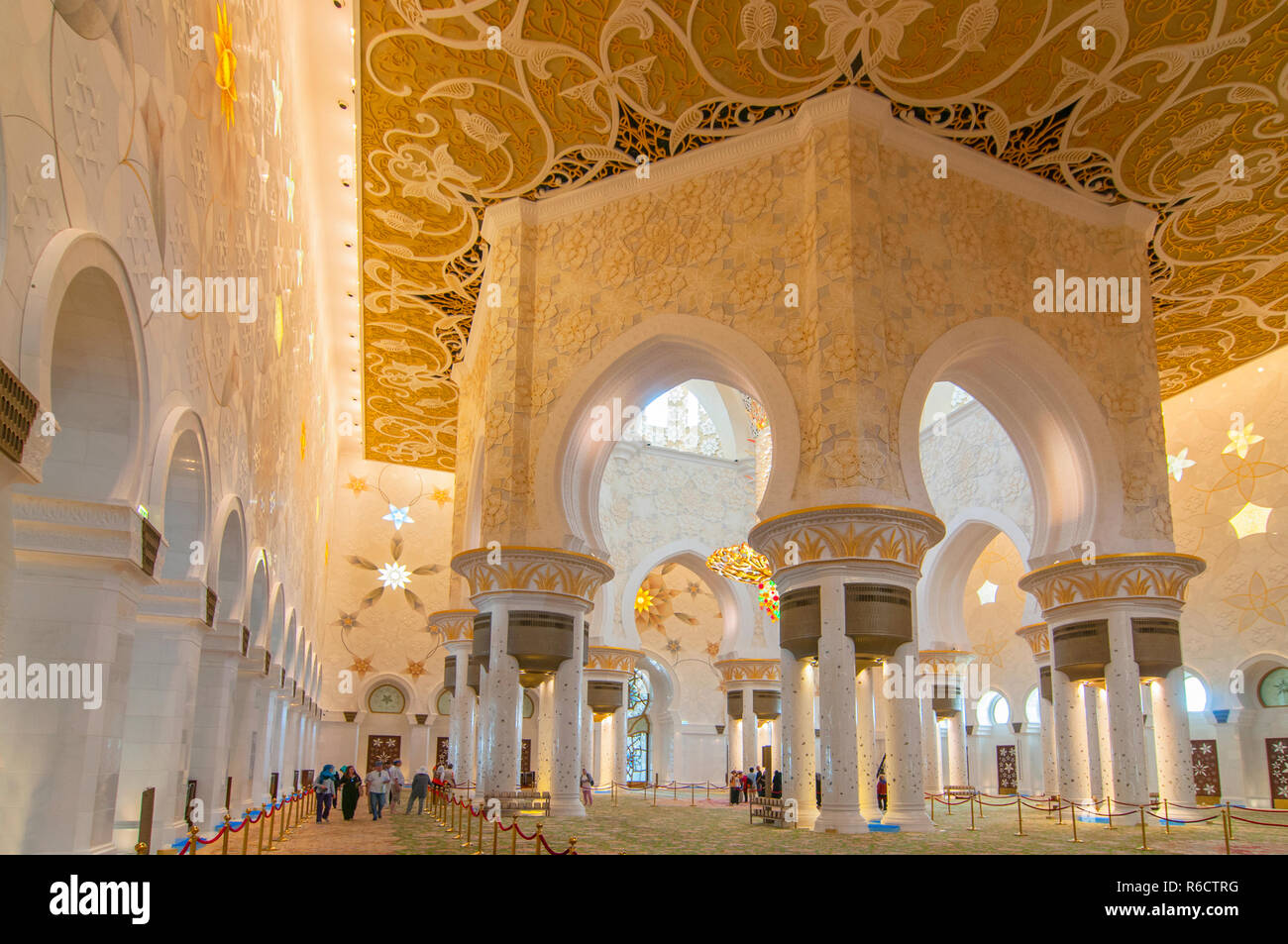 Interno della Sheikh Zayed Grande Moschea di Abu Dhabi la capitale degli Emirati Arabi Uniti Foto Stock