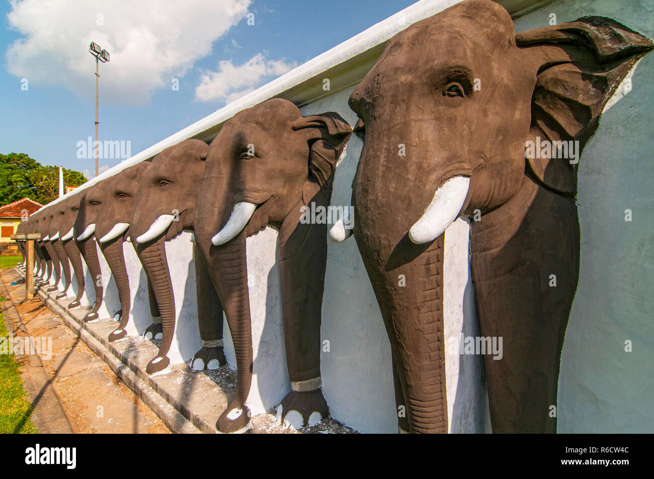 Una linea chiusa di elefanti scolpiti proteggere il Ruwanwelisaya Stupa in città sacra di Anuradhapura in Sri Lanka Foto Stock