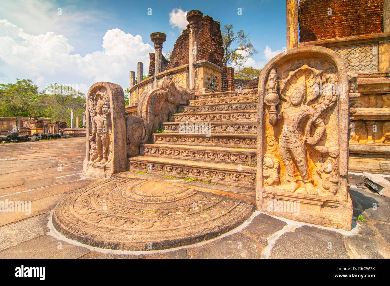 Custodisce statua all'ingresso di un tempio in rovine della ex residenza reale Polonnaruwa, Sito del Patrimonio Mondiale, Sri Lanka Foto Stock