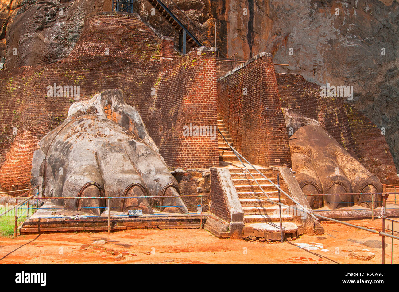 Esterno dell'ingresso del Leone di Sigiriya rock fortezza in Sigiriya, Sri Lanka Sigiriya è elencato come Patrimonio Mondiale dell Unesco Foto Stock