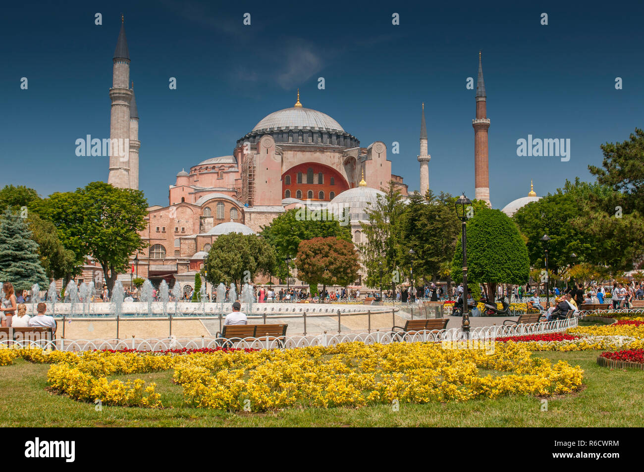Vista della splendida Hagia Sophia con un aiuola di fiori colorati, Christian Basilica Patriarcale, la Moschea imperiale e ora un museo, Istanbul, Tur Foto Stock