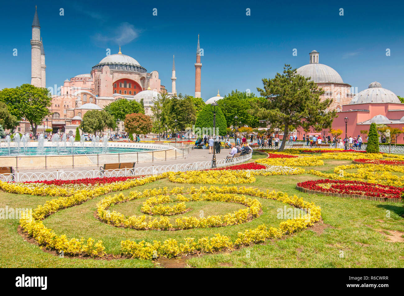 Vista della splendida Hagia Sophia con un aiuola di fiori colorati, Christian Basilica Patriarcale, la Moschea imperiale e ora un museo, Istanbul, Tur Foto Stock