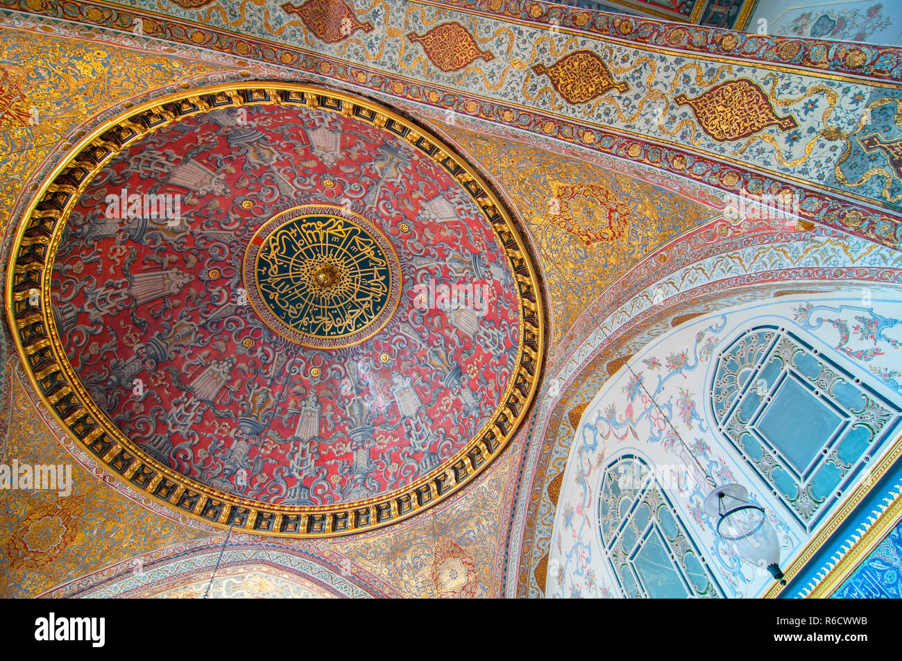 Particolare del soffitto a cupola con un lampadario nella camera interna del Harem nel palazzo Topkapi (Topkap Saray  ) ad Istanbul in Turchia Foto Stock