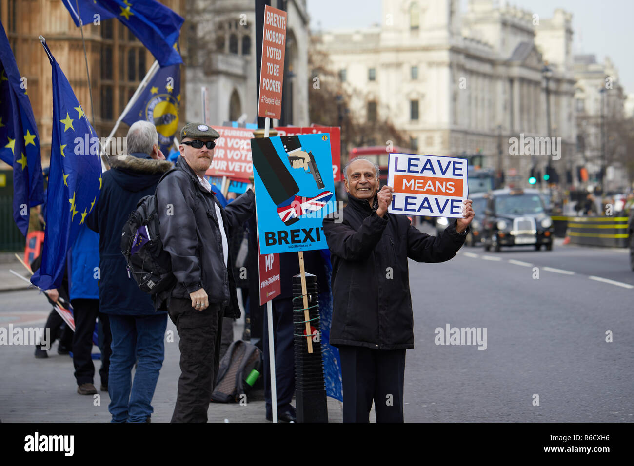 Londra, Regno Unito. 4° dic, 2018. Un lasciare significa lasciare sostenitore davanti al rivale sostenitori restano al di fuori del Parlamento. Credito: Kevin J. Frost/Alamy Live News Foto Stock