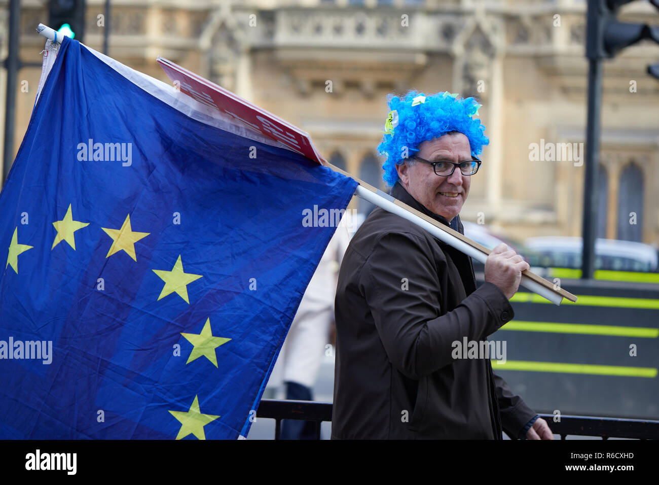 Londra, Regno Unito. 4° dic, 2018. Un sostenitore rimangono con una parrucca tenendo una bandiera UE al di fuori del Parlamento. Credito: Kevin J. Frost/Alamy Live News Foto Stock