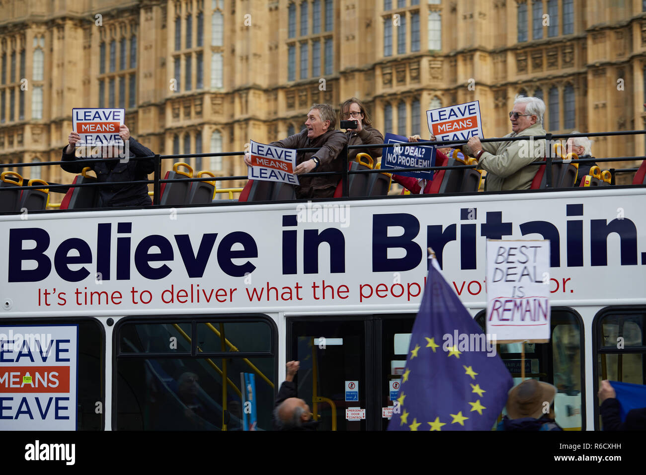 Londra, Regno Unito. 4° dic, 2018. Un lasciare significa lasciare il bus passa sostenitori restano al di fuori del Parlamento. Credito: Kevin J. Frost/Alamy Live News Foto Stock