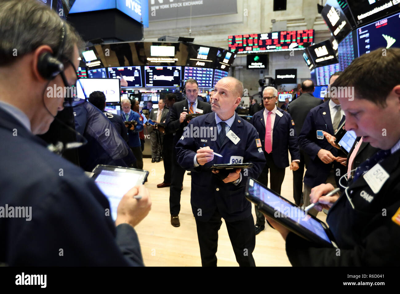 New York, Stati Uniti d'America. 4° dic, 2018. I trader lavorano presso il New York Stock Exchange di New York, gli Stati Uniti il 4 dicembre, 2018. Gli stock degli Stati Uniti immerso il martedì, con tutti e tre i principali indici la cancellazione di più del 3 per cento, in mezzo alle preoccupazioni circa il invertiti curva di rendimento segnalazione di un possibile rallentamento economico. Il Dow Jones Industrial Average è diminuita 799.36 punti, o 3,10 percento, a 25,027.07. S&P 500 è diminuita 90.31 punti, o 3,24 percento, per 2,700.06. Il Nasdaq Composite Index è sceso 283.09 punti, o 3,80 percento, per 7,158.43. Credito: Wang Ying/Xinhua/Alamy Live News Foto Stock