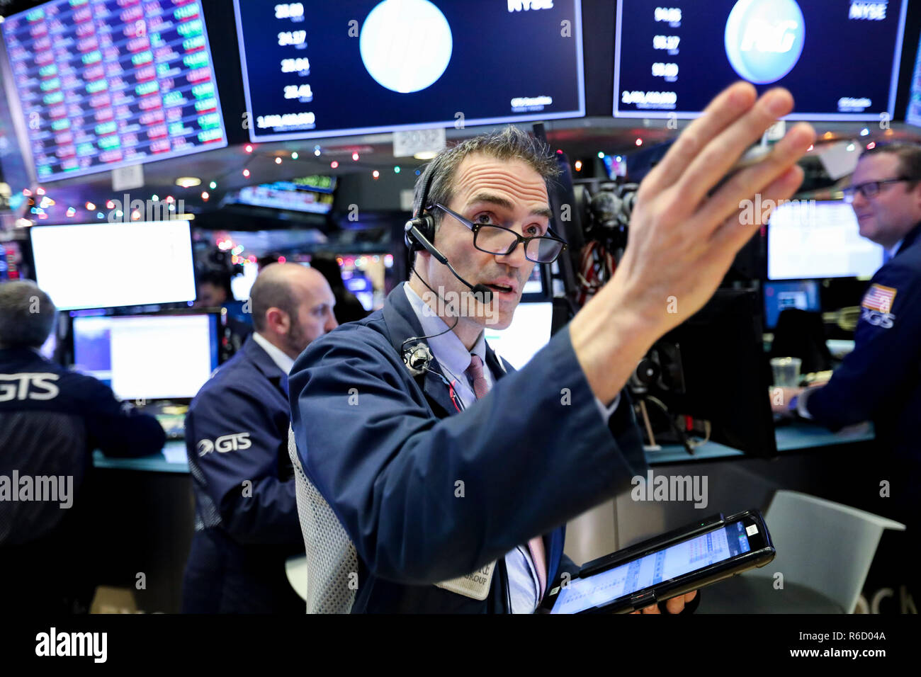 New York, Stati Uniti d'America. 4° dic, 2018. I trader lavorano presso il New York Stock Exchange di New York, gli Stati Uniti il 4 dicembre, 2018. Gli stock degli Stati Uniti immerso il martedì, con tutti e tre i principali indici la cancellazione di più del 3 per cento, in mezzo alle preoccupazioni circa il invertiti curva di rendimento segnalazione di un possibile rallentamento economico. Il Dow Jones Industrial Average è diminuita 799.36 punti, o 3,10 percento, a 25,027.07. S&P 500 è diminuita 90.31 punti, o 3,24 percento, per 2,700.06. Il Nasdaq Composite Index è sceso 283.09 punti, o 3,80 percento, per 7,158.43. Credito: Wang Ying/Xinhua/Alamy Live News Foto Stock