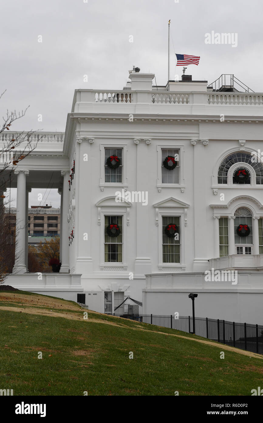 Washington, Distretto di Columbia, Stati Uniti d'America. 4° dic, 2018. 12/4/18- Il bianco House-Washington DC.La Casa Bianca abbassa la bandiera americana in onore dell ex Presidente George H.W. Bush, la quarantunesima U.S. Presidente scomparso pochi giorni fa. foto da: - ImageCatcher News Credito: Christy Bowe/Globe foto/ZUMA filo/Alamy Live News Foto Stock