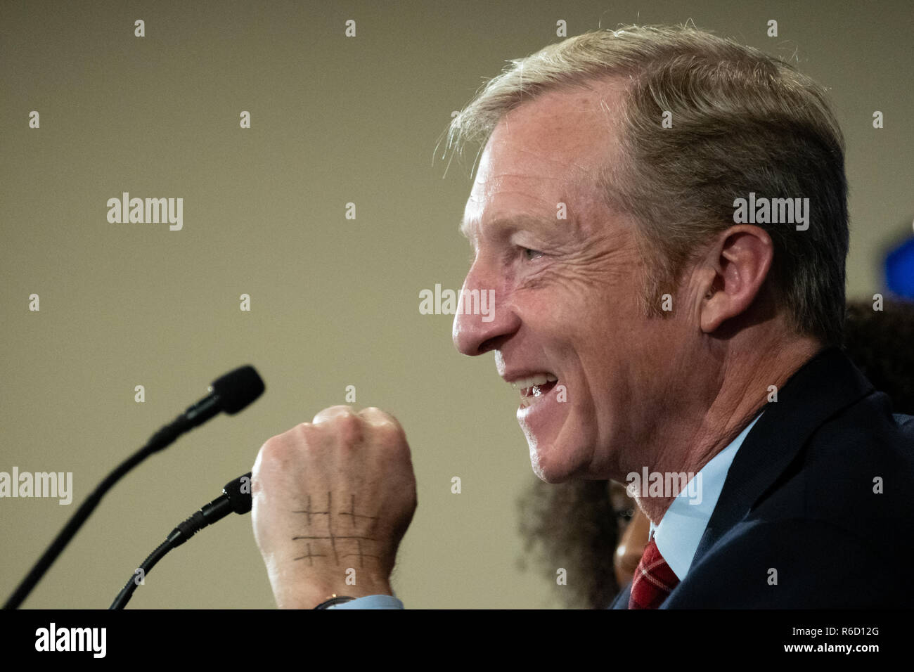 Charleston, Stati Uniti. 04 Dic, 2018. Il miliardario attivista liberale Tom Steyer durante il primo di cinque previsto municipio incontri in tutto il paese il 4 dicembre 2018 a Charleston, Carolina del Sud. Steyer chi sta valutando la possibilità di una offerta per la Casa Bianca ha tenuto una tavola rotonda su sua proposta del 5 per i diritti dei cittadini e il diritto ad un pari diritti di voto nel XXI secolo. Credito: Planetpix/Alamy Live News Foto Stock