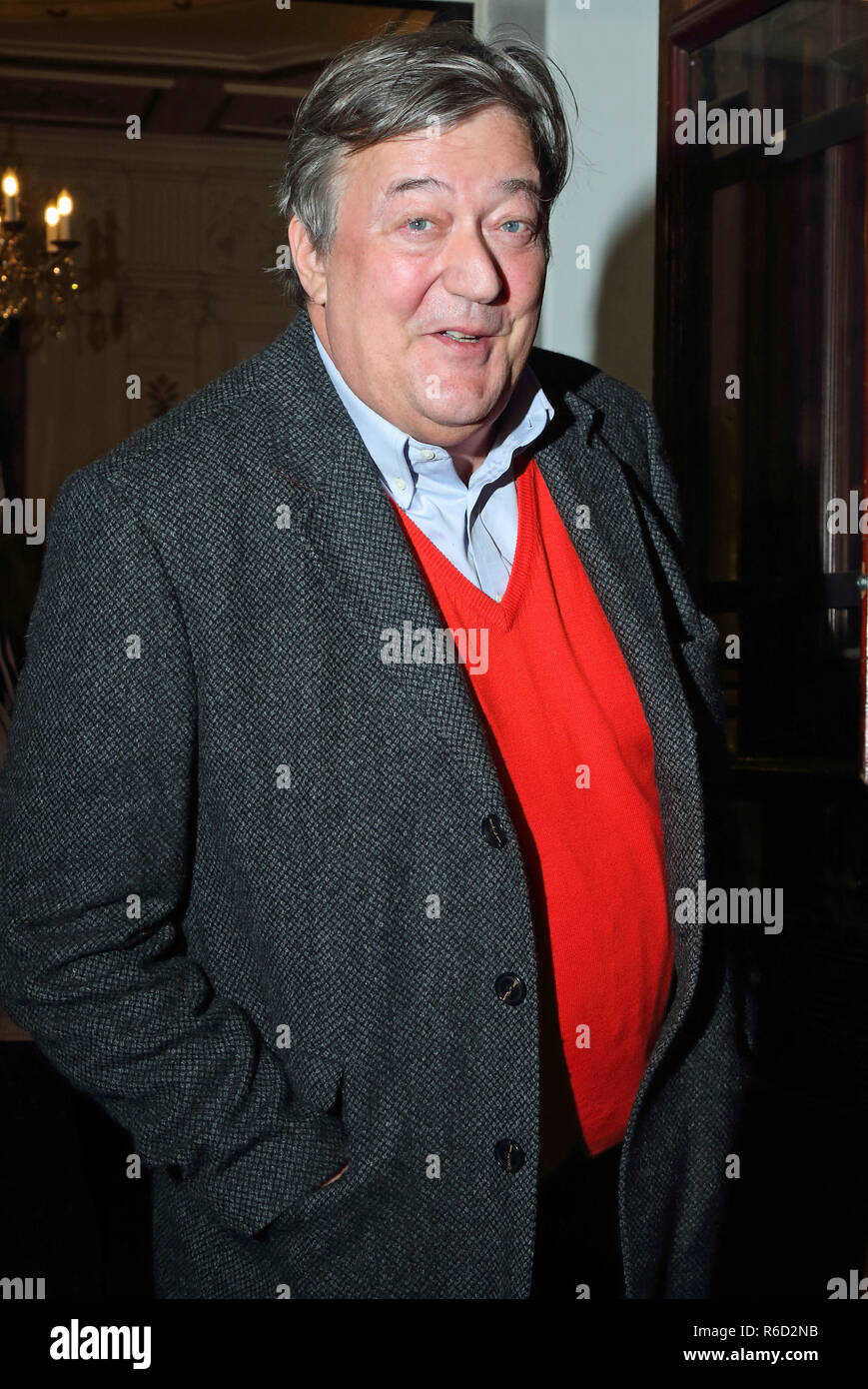 Londra, Regno Unito. 4° dic, 2018. Stephen Fry al vero West premere notte al Vaudeville Theatre. Credito: Keith Mayhew/SOPA Immagini/ZUMA filo/Alamy Live News Foto Stock