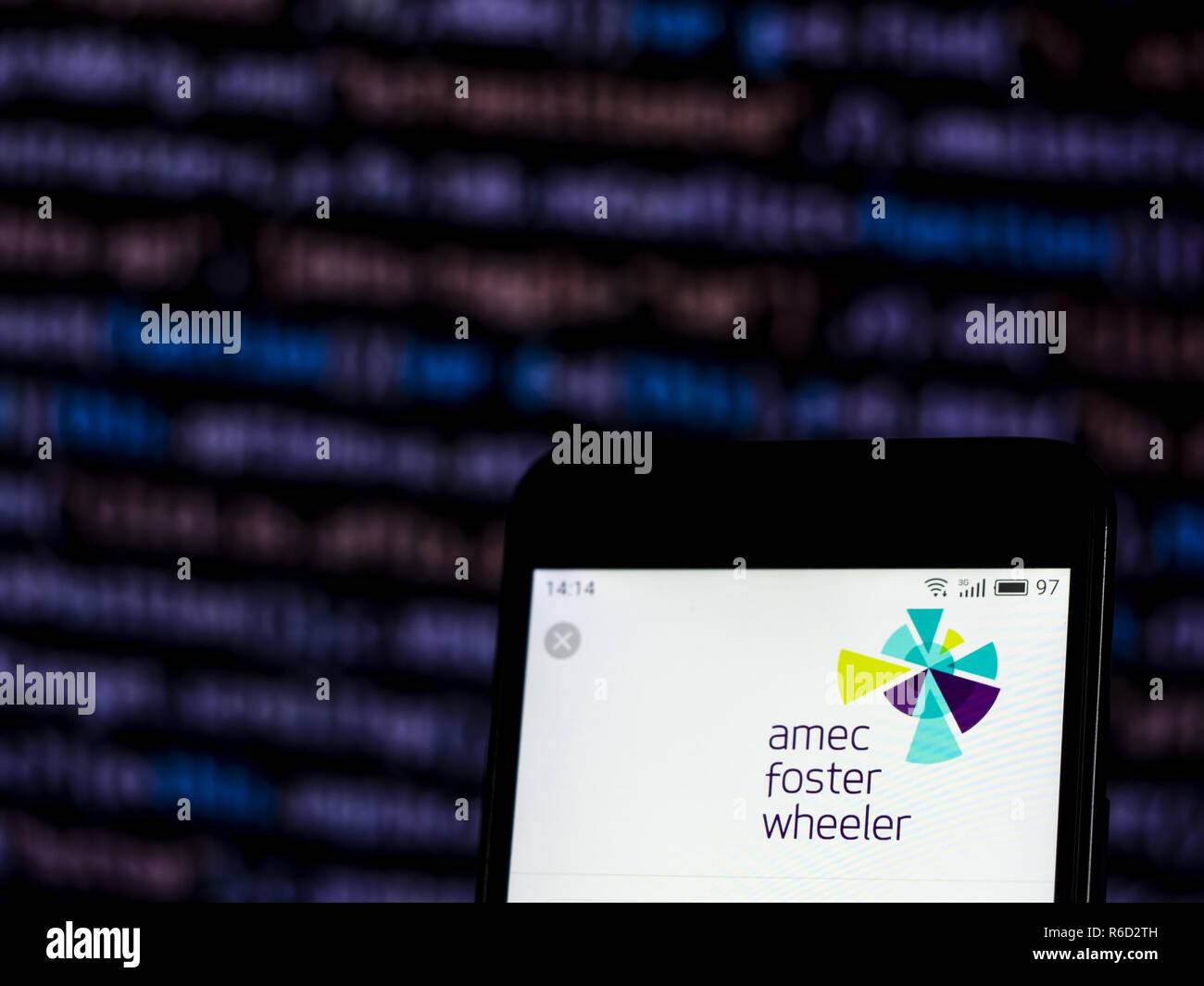 Kiev, Ucraina. 4° dic, 2018. Amec Foster Wheeler logo che si vede visualizzato sul telefono intelligente. Credito: Igor Golovniov SOPA/images/ZUMA filo/Alamy Live News Foto Stock