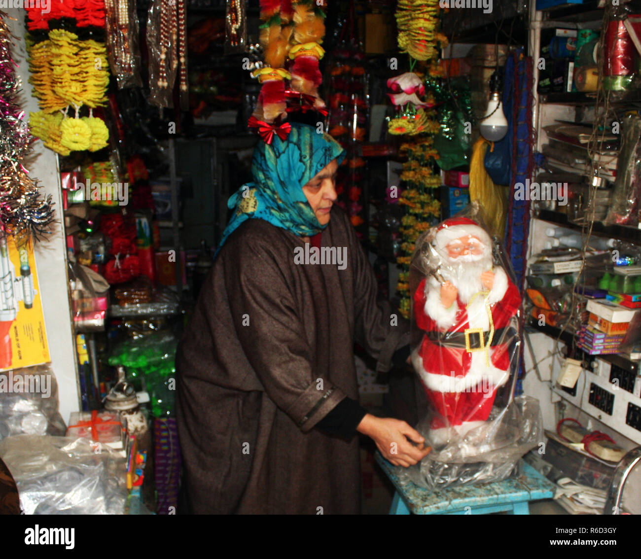 Srinagar Kashmir. 5 Dic 2018. Babbo Natale al negozio. Il Natale è celebrato con fervore religioso in Jammu e Kashmir martedì 25 dicembre. Le chiese in tutta la valle sono decorate con buntings e luci. Il Natale è celebrato come commemorazione della nascita di Gesù Cristo universalmente dalla comunità cristiana Credito: sofi suhail/Alamy Live News Foto Stock