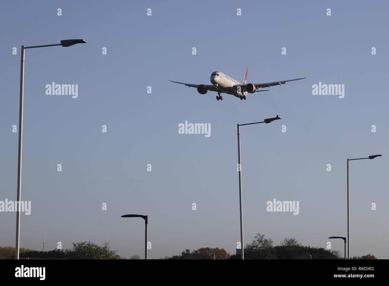 Londra, Regno Unito. 30 Novembre, 2018. Virgin Atlantic Airways Boeing Dreamliner 787-9 visto lo sbarco a Londra Heathrow Aeroporto Internazionale, UK. Il velivolo è un nuovo Boeing 787 Dreamliner che è volare fin dal marzo 2018, con il nome di aeroplano Lady libertà e registrazione G-VBE1. Virgin Atlantic collega Londra a Atlanta, Boston, Delhi, Dubai International, Hong Kong, Johannesburg o Tambo, Lagos, Las Vegas, Los Angeles, Miami, New York JFK, Newark, San Francisco, Seattle Tacoma, Shanghai Pudong, Washington Dulles e stagionali alle Barbados. (Credito Immagine: © Nicolas Economou/SOPA HO Foto Stock